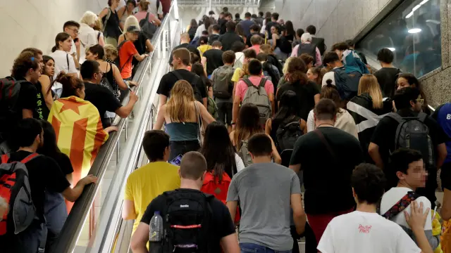 Centenares de personas se dirigen en metro al aeropuerto de Barcelona-El Prat para protestar por la sentencia del 'procés'.