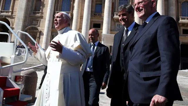 El Papa, con el jefe de seguridad del Vaticano, Domenico Giani (a la derecha), en una imagen del pasado 12 de octubre