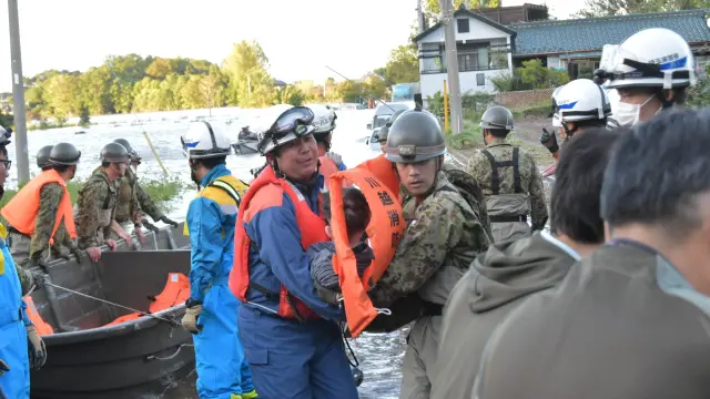 Rescue workers help residents evacuate an area after Typhoon Hagibis swept through Kawagoe, Saitama prefecture, Japan October 13, 2019 in this photo obtained from social media. JGSDF via REUTERS THIS IMAGE HAS BEEN SUPPLIED BY A THIRD PARTY. MANDATORY CREDIT. REFILE - REMOVING RESTRICTION [[[REUTERS VOCENTO]]]