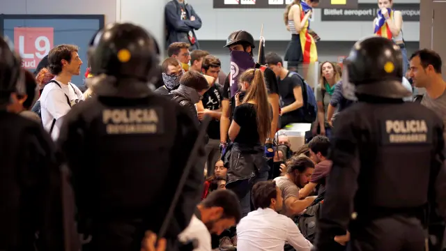 Manifestantes y policías, este lunes en El Prat.