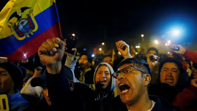People celebrate on the street after the government of Ecuadorian President Lenin Moreno agreed to repeal a decree that ended fuel subsidies in Quito, Ecuador October 13, 2019. REUTERS/Carlos Garcia Rawlins [[[REUTERS VOCENTO]]] ECUADOR-PROTESTS/