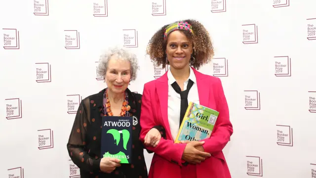 Margaret Atwood posa con Bernardine Evaristo después de ganar el Booker Prize 2019