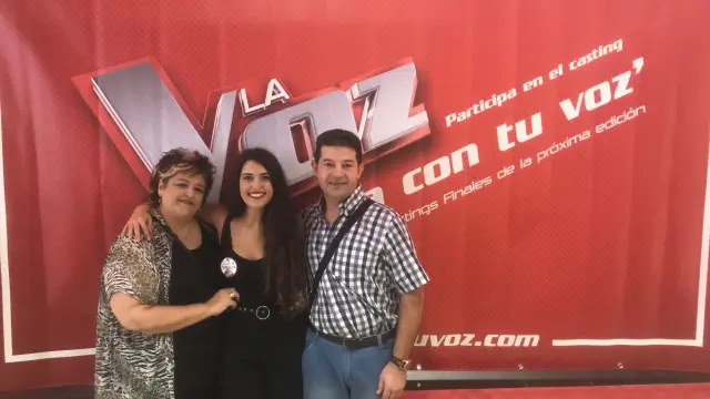 Silvia Peralta junto a sus padres, en GranCasa.