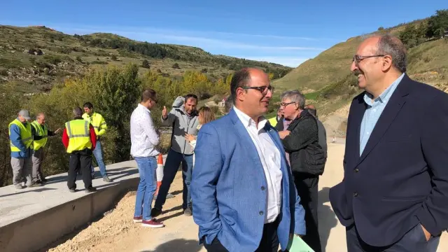 Alberto Izquierdo y Manuel Rando, en la nueva carretera de acceso a las pistas de Valdelinares.