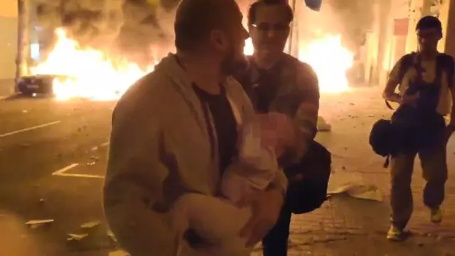 El hombre salió a la calle con el bebé en brazos