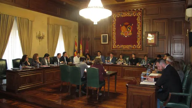 Pleno del Ayuntamiento de Teruel que ha aprobado la revisión de las ordenanzas para 2020.