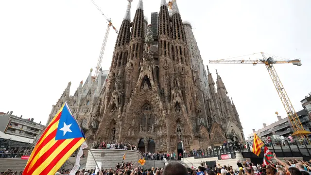Catalan demonstrators chant slogans in front of La Sagrada Familia basilica during Catalonia's general strike in Barcelona, Spain, October 18, 2019. REUTERS/Albert Gea [[[REUTERS VOCENTO]]] SPAIN-POLITICS/CATALONIA-STRIKE