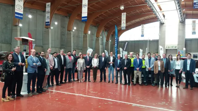 Responsables municipales y expositores, en el Palacio de Exposiciones de Teruel durante la apertura de Sobre Ruedas.