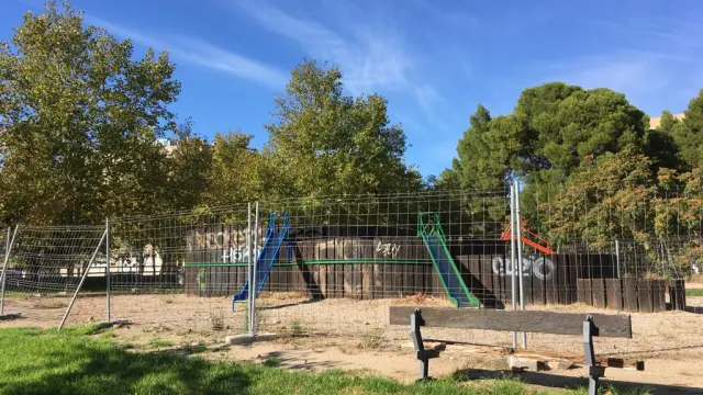 Parque infantil cerrado en el barrio Jesús.