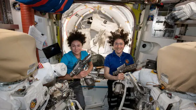 U.S. astronauts Jessica Meir (L) and Christina Koch pose in the International Space Station in a photo released October 17, 2019. NASA/Handout via REUTERS. THIS IMAGE HAS BEEN SUPPLIED BY A THIRD PARTY. [[[REUTERS VOCENTO]]]