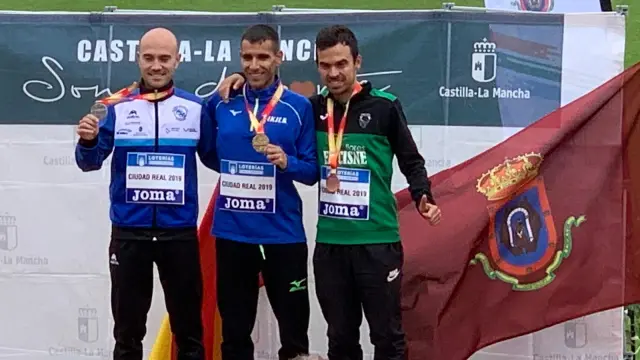 Alberto Puyuelo, a la derecha, en el podio del Campeonato de España de maratón.