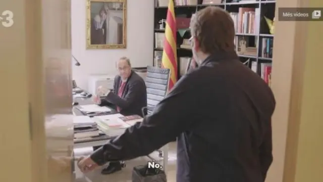 Imagen del vídeo difundido por TV3 en el que Quim Torra teatraliza su intento de llamada a Pedro Sánchez. TVE3/TWITTER