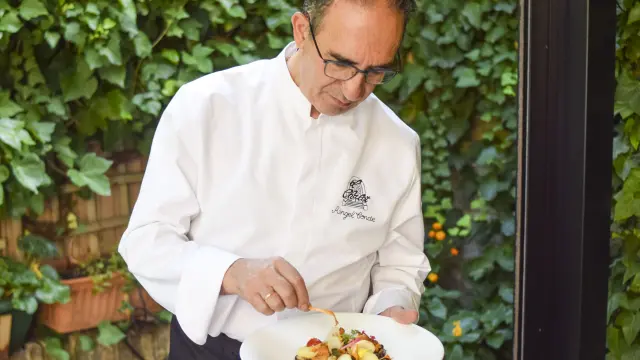 El chef Ángel Conde, con su propuesta de hortalizas y setas para degustar este otoño.