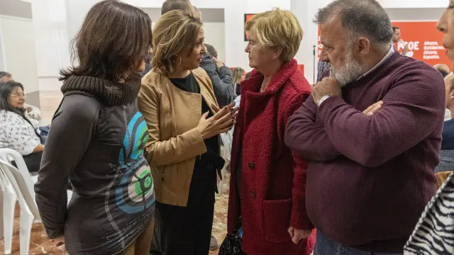 La excomisionada contra la despoblación, Isaura Leal, conversa con la secretaria general del PSOE turolense, Mayte Pérez.