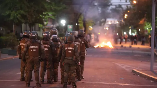 Los carabineros actúan contra los manifestantes en una calle del barrio de Providencia, en Chile.