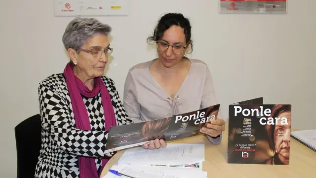 A la izquierda Raquel Mayayo, directora de Cáritas Tarazona, junto a Gema López, trabajadora social de esta organización