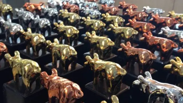 Estatuillas de oro, plata y bronce con las que los Porc d'Or reconocen a los premiados