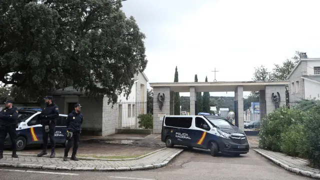Agentes de la Policía Nacional custodian el cementerio de Mingorrubio-El Pardo.