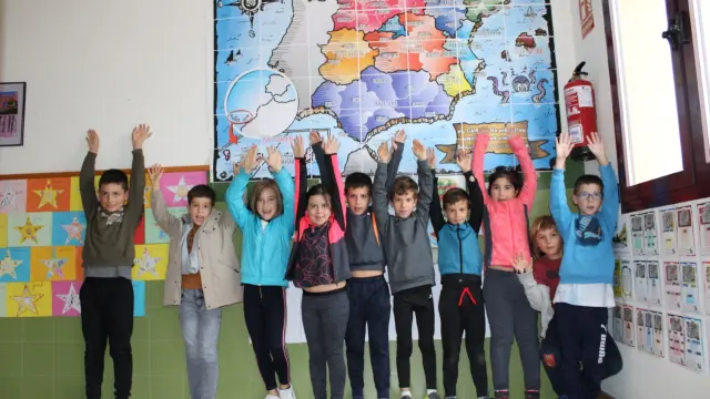 Alumnos del colegio Moncayo de Tarazona junto al mapa del proyecto 'El camino de PiEFcitos'.