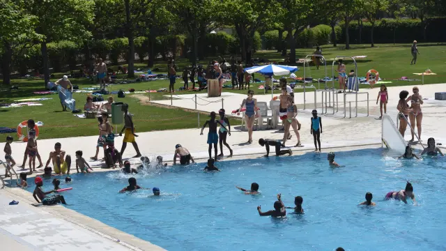 Bañistas en la piscina de la ciudad Deportiva José María Escriche este verano