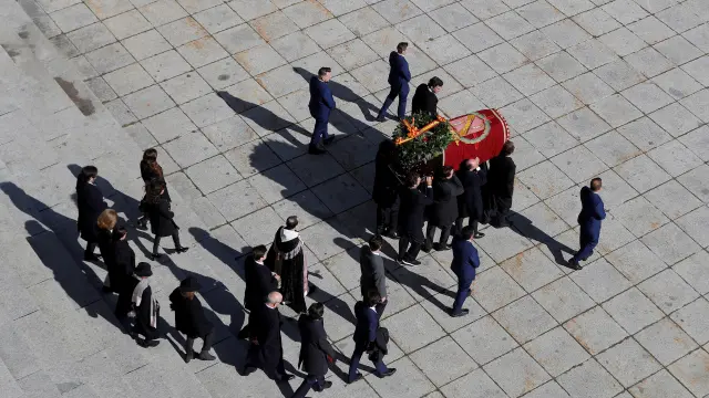 A hearse carrying the coffin with the remains of late Spanish dictator Francisco Franco arrives at Mingorrubio-El Pardo cemetery in Madrid, Spain, October 24, 2019. REUTERS/Susana Vera [[[REUTERS VOCENTO]]] SPAIN-POLITICS/FRANCO