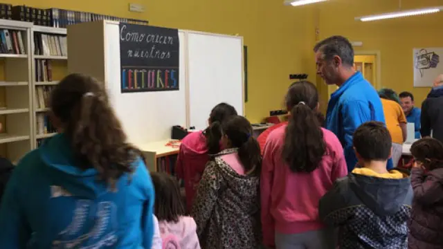 Niños del colegio de La Zaida, en el nuevo espacio de la biblioteca.