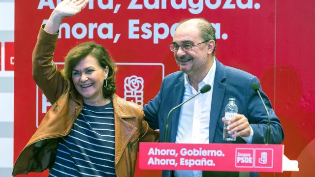 La vicepresidenta del Gobierno en funciones, Carmen Calvo (i), junto al secretario general del PSOE Aragón y presidente del ejecutivo autonómico, Javier Lambán