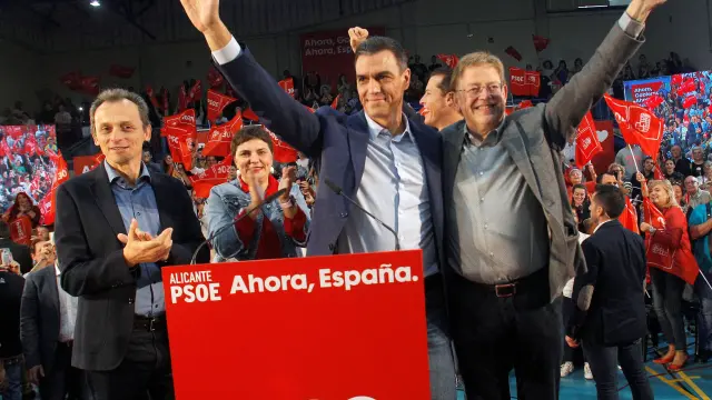 Pedro Duque, Pedro Sánchez y Ximo Puig, ayer en un acto del PSOE en Elda, Alicante