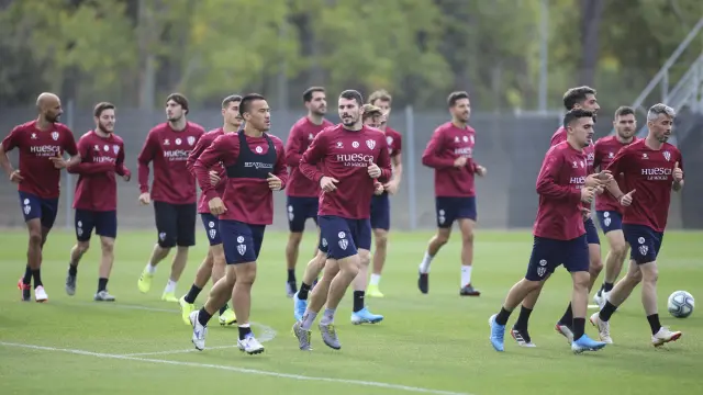 Los jugadores de la SD Huesca, durante un entrenamiento en el IES Pirámide.