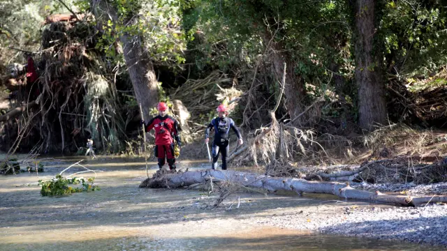 Tareas de búsqueda de los desaparecidos por el temporal en el río Francolí.