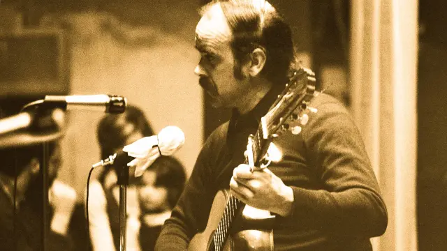 Labordeta durante su actuación en el Primer Encuentro de la Música Popular en Aragón (Teatro Principal, 13 noviembre 1973).