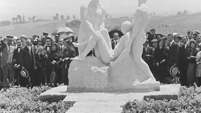 El monumento, el día de su inauguración, en un fotograma del filme que rodó Antonio de Padua Tramullas
