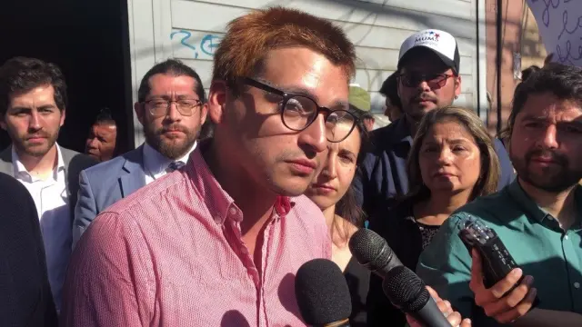 Josué Maureira habla con la prensa el lunes tras declarar en Santiago.