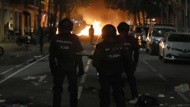 Agentes de la Policía Nacional, durante los disturbios de estos días en Barcelona.