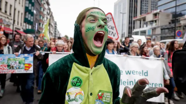 Una activista de Extinction Rebellion durante una manifestación por el clima en Bruselas.