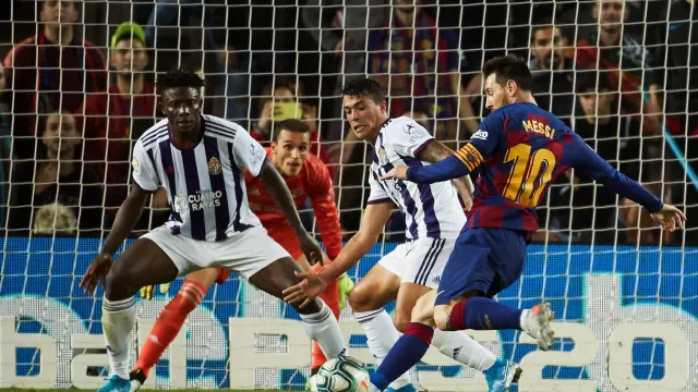 Messi se dispone a lanzar por encima de la defensa de vallisoletana.