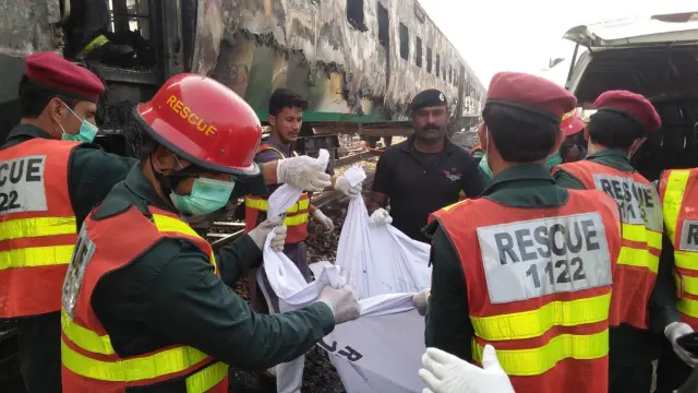 Los equipos de rescate recuperan los cuerpos de los pasajeros fallecidos en el siniestro.
