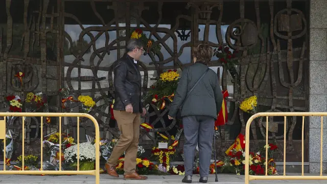 Varias personas depositan flores delante del panteón de la familia Franco en Mingorrubio, este viernes con motivo de Todos los Santos.