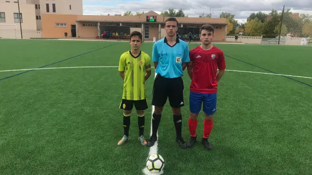 Fútbol. Capitanes del Teruel y Real Zaragoza Cadetes posan ante el árbitro.