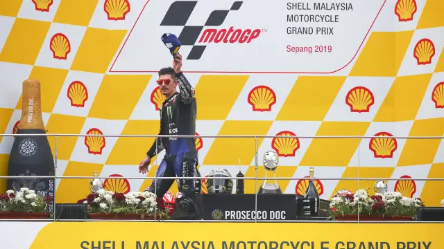 Maverick Viñales celebra su triunfo en el circuito malayo de Sepang.