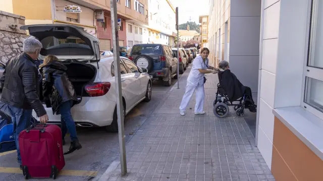 Ancianos procedentes de la residencia de Alfambra son trasladados a la residencia Rey Ardid en Teruel tras el cierre temporal de la primera. Foto Antonio Garcia/bykofoto. 04/11/19 [[[FOTOGRAFOS]]]