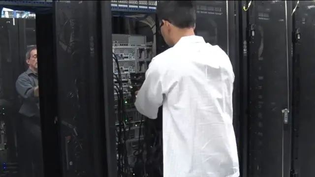 Dos técnicos trabajan en el área de servidores del centro de datos de Amazon de Delaware.