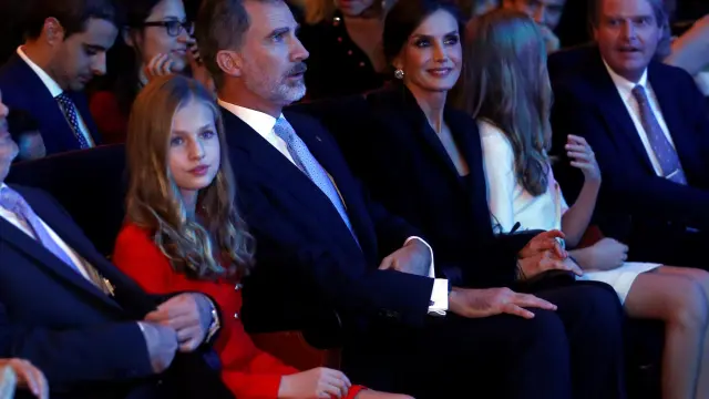 Los reyes, Felipe VI, y doña Letizia, la princesa Leonor (2i) y la infanta Sofía (2d), al inicio del acto de entrega de los Premios Princesa de Gerona, en el Palacio de Congresos de Barcelona