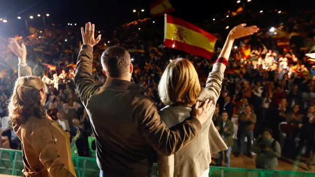 Acto del presidente de Vox, Santiago Abascal (en el centro de espaldas) en Sevilla.