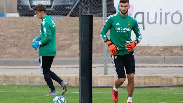 Carlos Azón (izda.), junto a Álvaro Ratón en el entrenamiento del primer equipo del Real Zaragoza este miércoles en la Ciudad Deportiva.