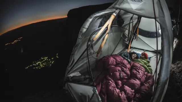 La experiencia ganadora en 2018 fue 'Sueños Verticales', que consiste en dormir suspendido a más de 100 metros de altura.