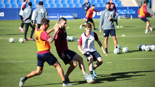 Musto, Datkovic y Sergio Gómez, entrenando en El Alcoraz.