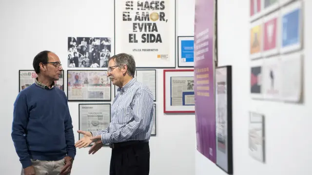 El presidente de Omsida Zaragoza y el jefe de Enfermedades Infecciosas en la exposición