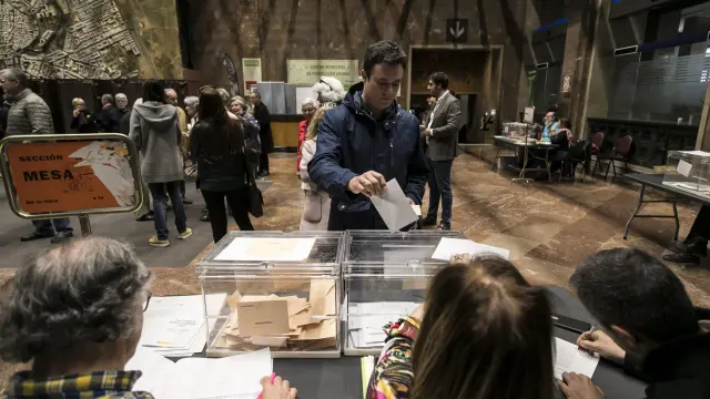 Votaciones del pasado 28-A en el Ayuntamiento de Zaragoza, el colegio electoral más grande de Aragón.