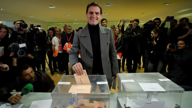 El candidato de Ciudadanos, Albert Rivera, ha votado en Pozuelo.